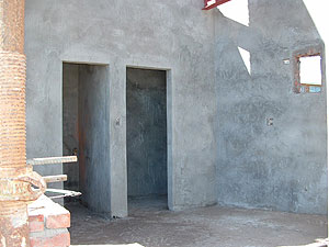 de-kelders-008_mar16_plaster The internak skin of the house is smoothed on, bringing into relief the angles and planes.