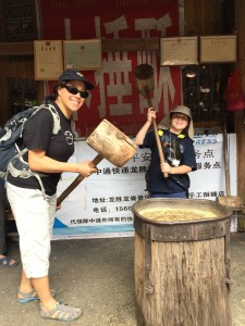 We tried our hand at making sesame nougat the traditional way, which is the only way it is made in Ping An. It's also delicious!